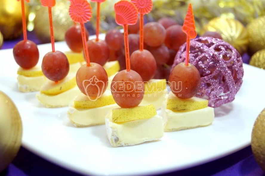 Рецепт канапе с сыром и виноградом