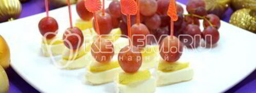 канапе с сыром и виноградом. Шаг 5