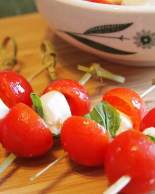 Канапе с сыром моцарелла