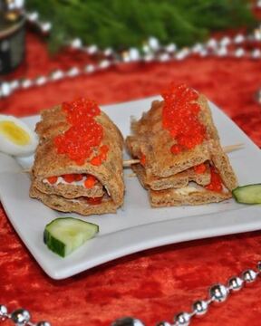 Простые канапе с сыром огурцом и икрой из хлебцев