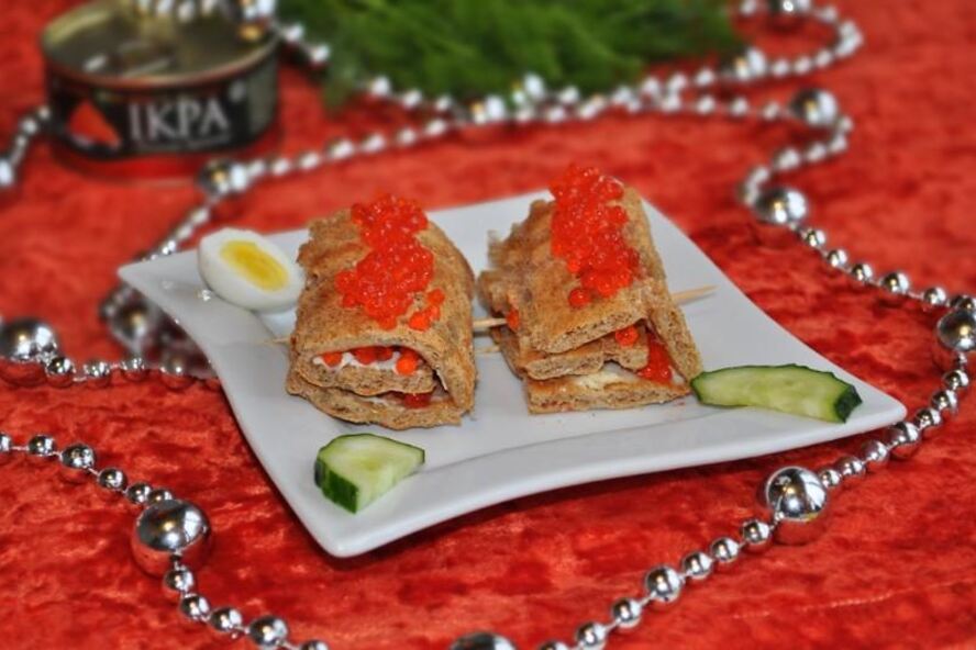 Рецепт простых канапе с сыром огурцом и икрой из хлебцев