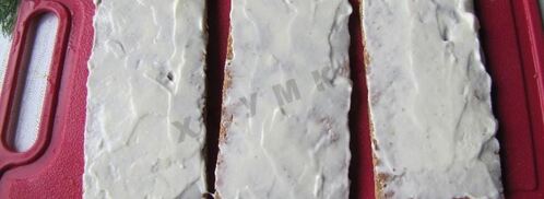 простые канапе с сыром огурцом и икрой из хлебцев. Шаг 3