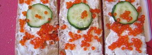 простые канапе с сыром огурцом и икрой из хлебцев. Шаг 5