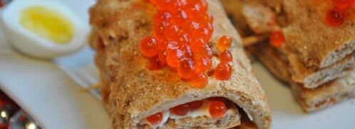 простые канапе с сыром огурцом и икрой из хлебцев. Шаг 6