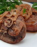 Медальоны из голени индейки, маринованные в ягодном соке