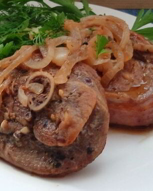 Медальоны из голени индейки, маринованные в ягодном соке