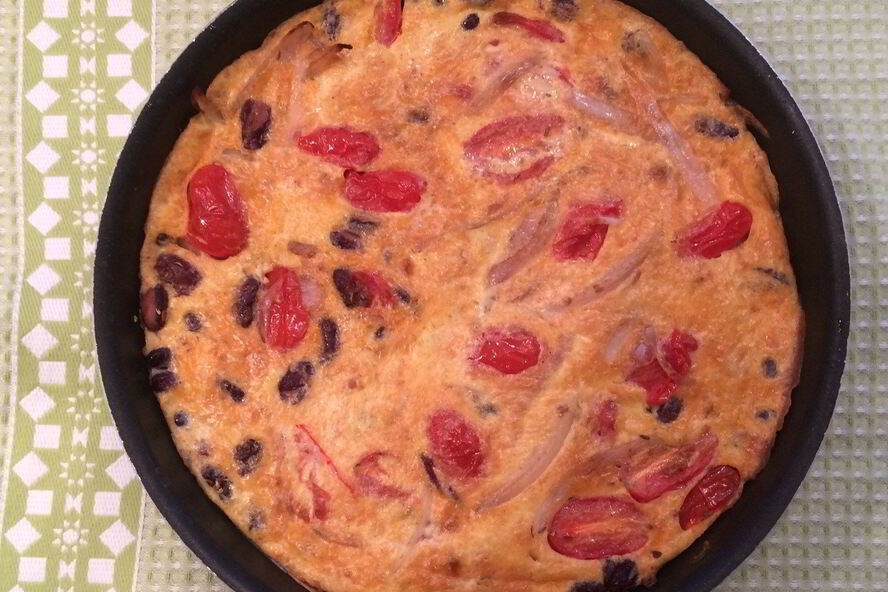 Рецепт фриттаты с шалотом, помидорами черри и красной фасолью