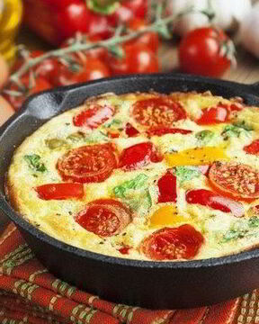 Омлет с болгарским перцем, грибами, помидорами и грудинкой