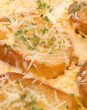 Омлет с чесноком, грюйером и сухариками