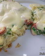Омлет с картошкой, сосисками, зеленью и плавлеными сырками в духовке