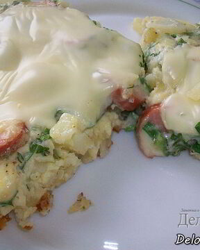 Омлет с картошкой, сосисками, зеленью и плавлеными сырками в духовке