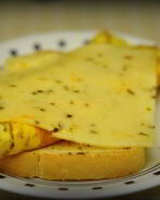 Омлет с хлебом и сыром