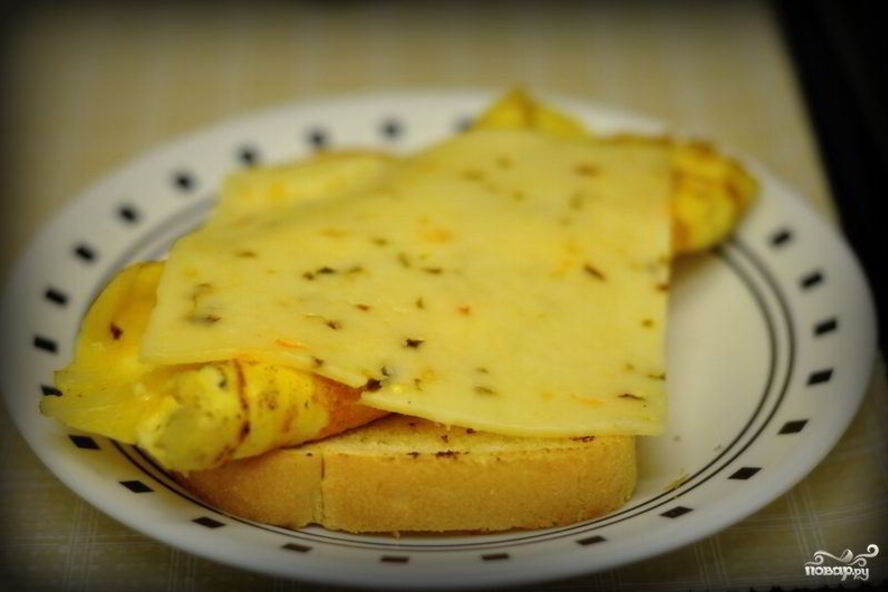 Рецепт омлета с хлебом и сыром