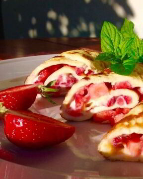 Омлет с клубникой