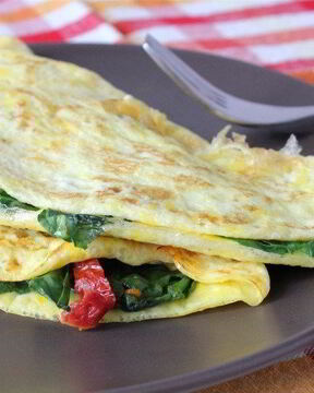 Омлет со шпинатом и сыром