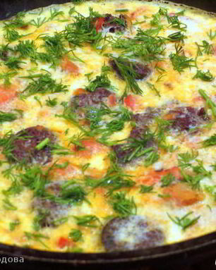 Овощной омлет с кровяной колбасой