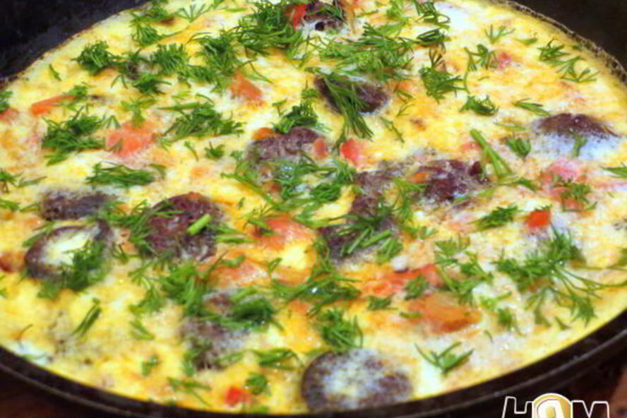 Рецепт овощного омлета с кровяной колбасой