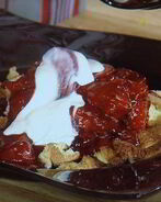 Сладкий омлет с карамелизированными сливами