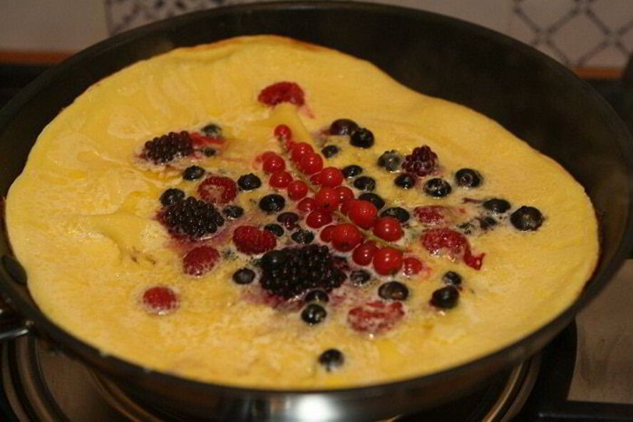 Рецепт сладкого ванильного омлета с ягодами
