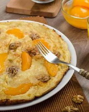 Воздушный омлет с персиками, орехами и имбирем