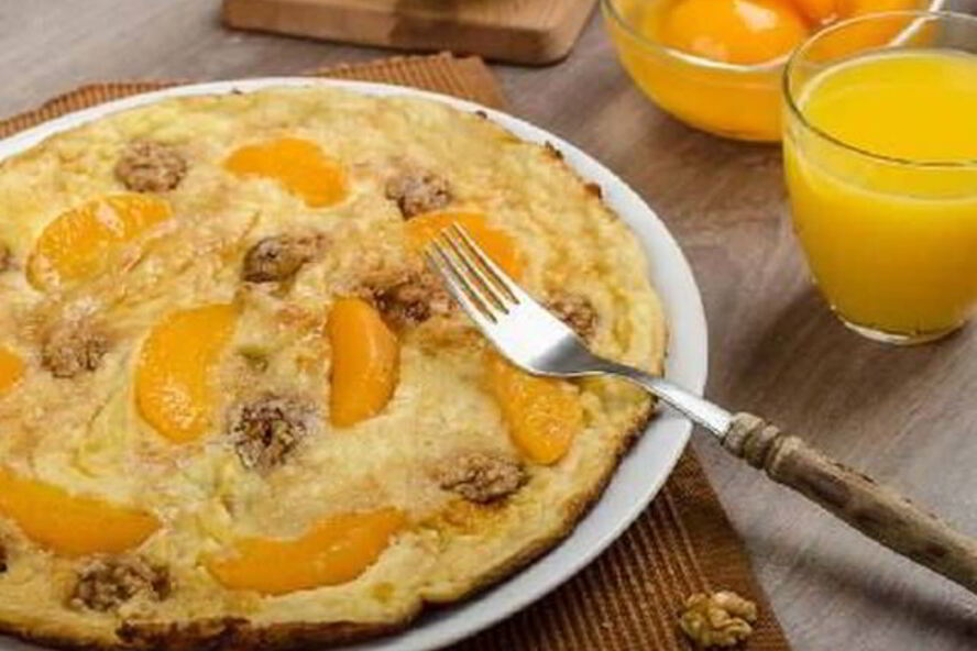 Рецепт воздушного омлета с персиками, орехами и имбирем