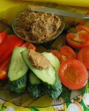 Паштет из чечевицы с орехами и черносливом