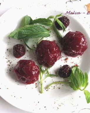 Паштет из куриной печени в ежевичном желе