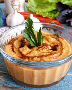 Паштет из нута с вялеными томатами и маринованным огурчиком