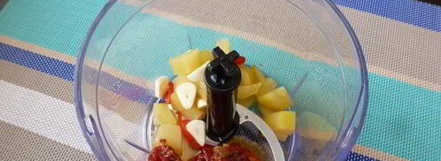 паштет из нута с вялеными томатами и маринованным огурчиком. Шаг 3