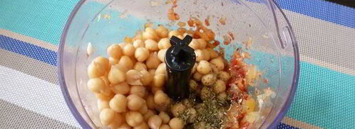 паштет из нута с вялеными томатами и маринованным огурчиком. Шаг 4