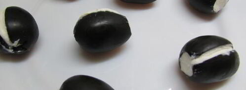 пингвины из маслин, фаршированные мягким сыром. Шаг 4