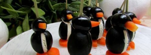 пингвины из маслин, фаршированные мягким сыром. Шаг 5