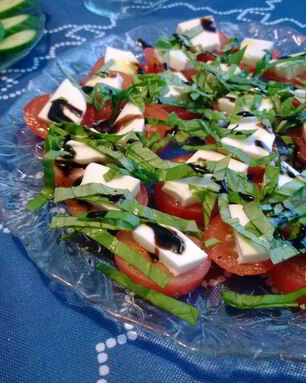 Помидоры с сыром моцарелла