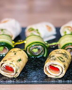 Простые роллы с лососем к праздничному столу