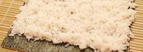 роллы с креветками, чукой и лососем. Шаг 2