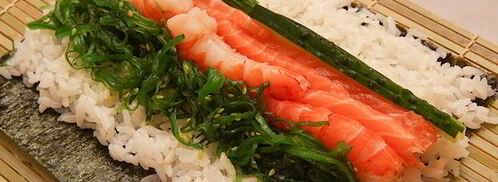 роллы с креветками, чукой и лососем. Шаг 6