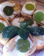 Роллы с творогом и фруктами