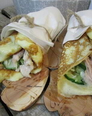 Роллы с яичных блинчиков с курицей и салатом