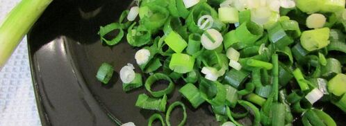 роллы с яичных блинчиков с курицей и салатом. Шаг 9