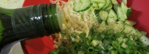 роллы с яичных блинчиков с курицей и салатом. Шаг 10