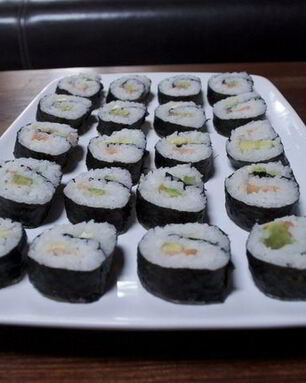 Суши роллы с красной рыбкой