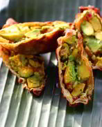 Яичный ролл с авокадо и зеленью