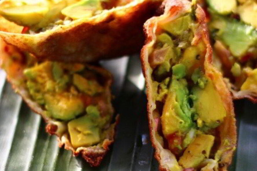 Рецепт яичного ролла с авокадо и зеленью