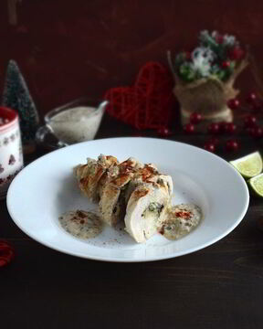 Куриный рулет со шпинатной начинкой и грибным соусом