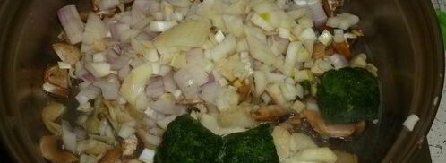 куриный рулет со шпинатной начинкой и грибным соусом. Шаг 5