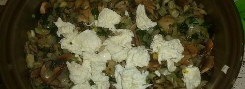 куриный рулет со шпинатной начинкой и грибным соусом. Шаг 7