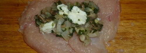 куриный рулет со шпинатной начинкой и грибным соусом. Шаг 8