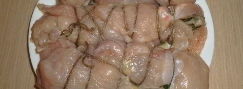 куриный рулет со шпинатной начинкой и грибным соусом. Шаг 9