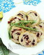 Мясной рулет с вяленой клюквой