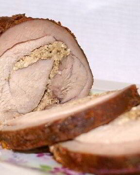 Рулет из филе индейки с грецкими орехами